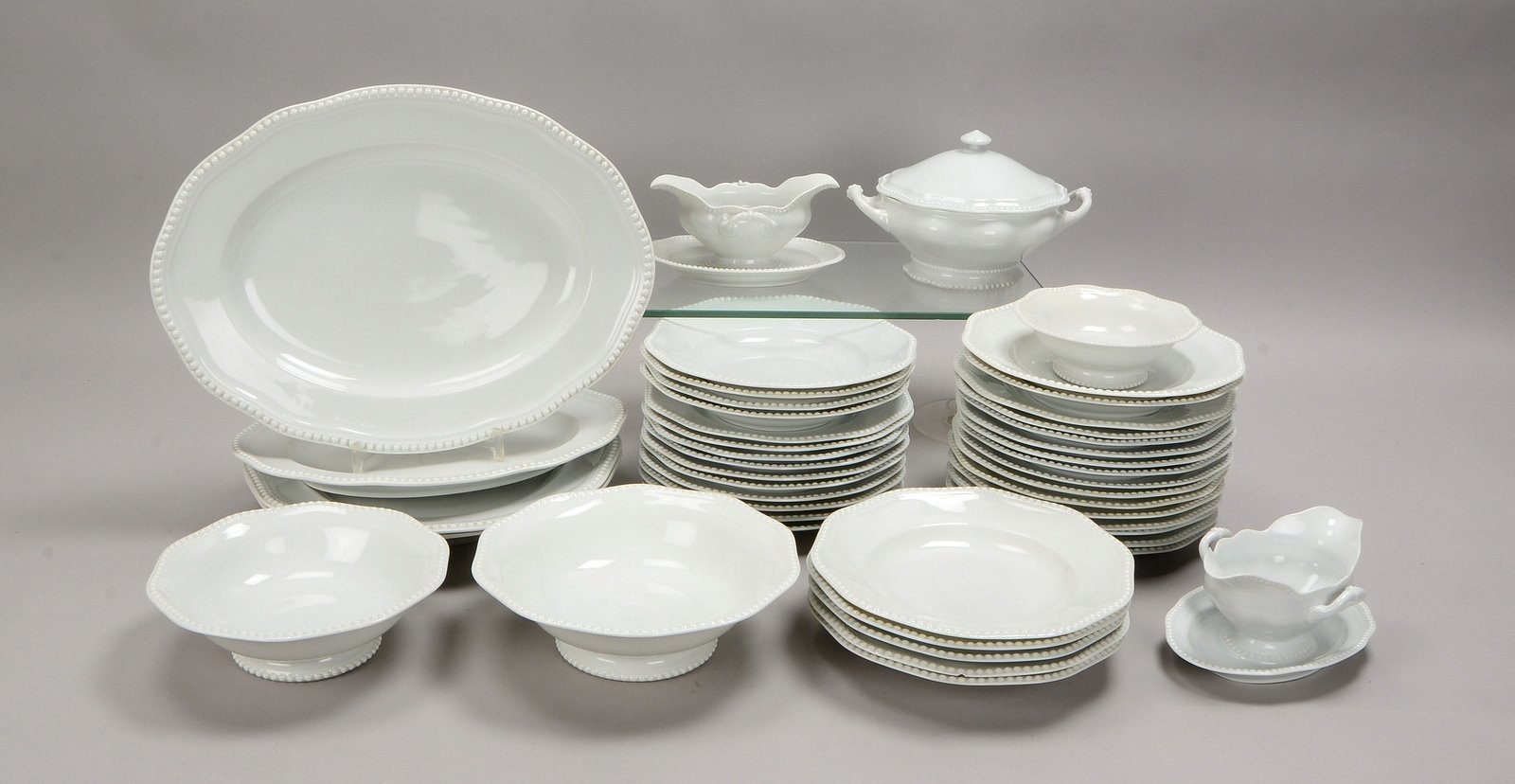 Rosenthal, umfangreiches Speiseservice, mit Perlrand, div. Teller und Servierteile, 46-tlg.