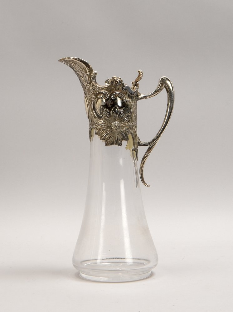 Glaskaraffe (Jugendstil), 925 Silber-Montierung, im Boden mit Sternschliff; Höhe 34 cm