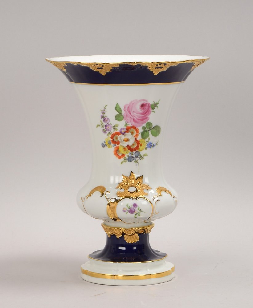 Meissen (I. Wahl), Trichtervase, kobaltblau/polychr. 'Blumenbouquet', part. verg.