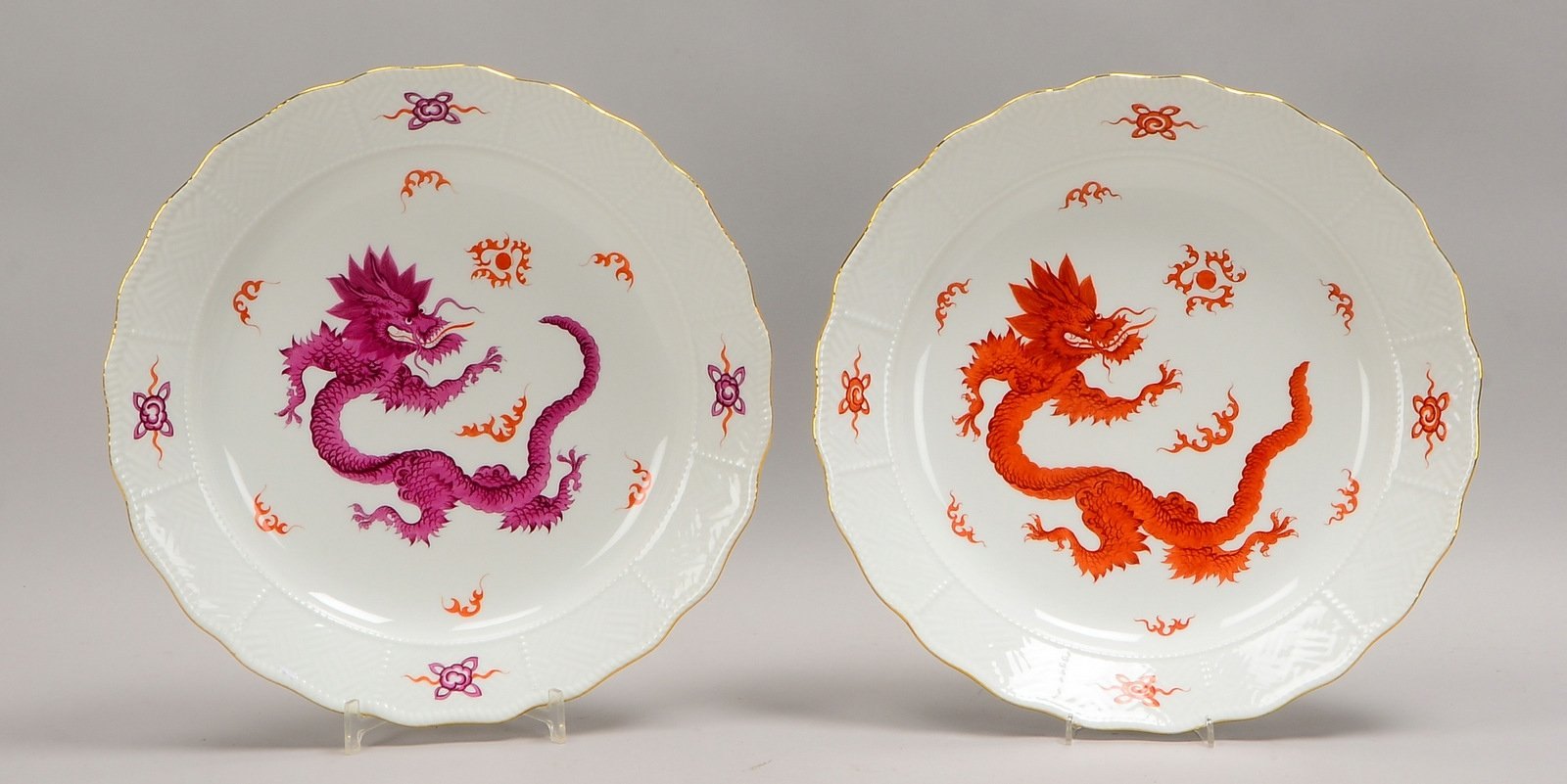 Meissen (2-gestr.), 2 Porz.-Wandteller, Drachendekor in Violett/Rot, mit Goldrand