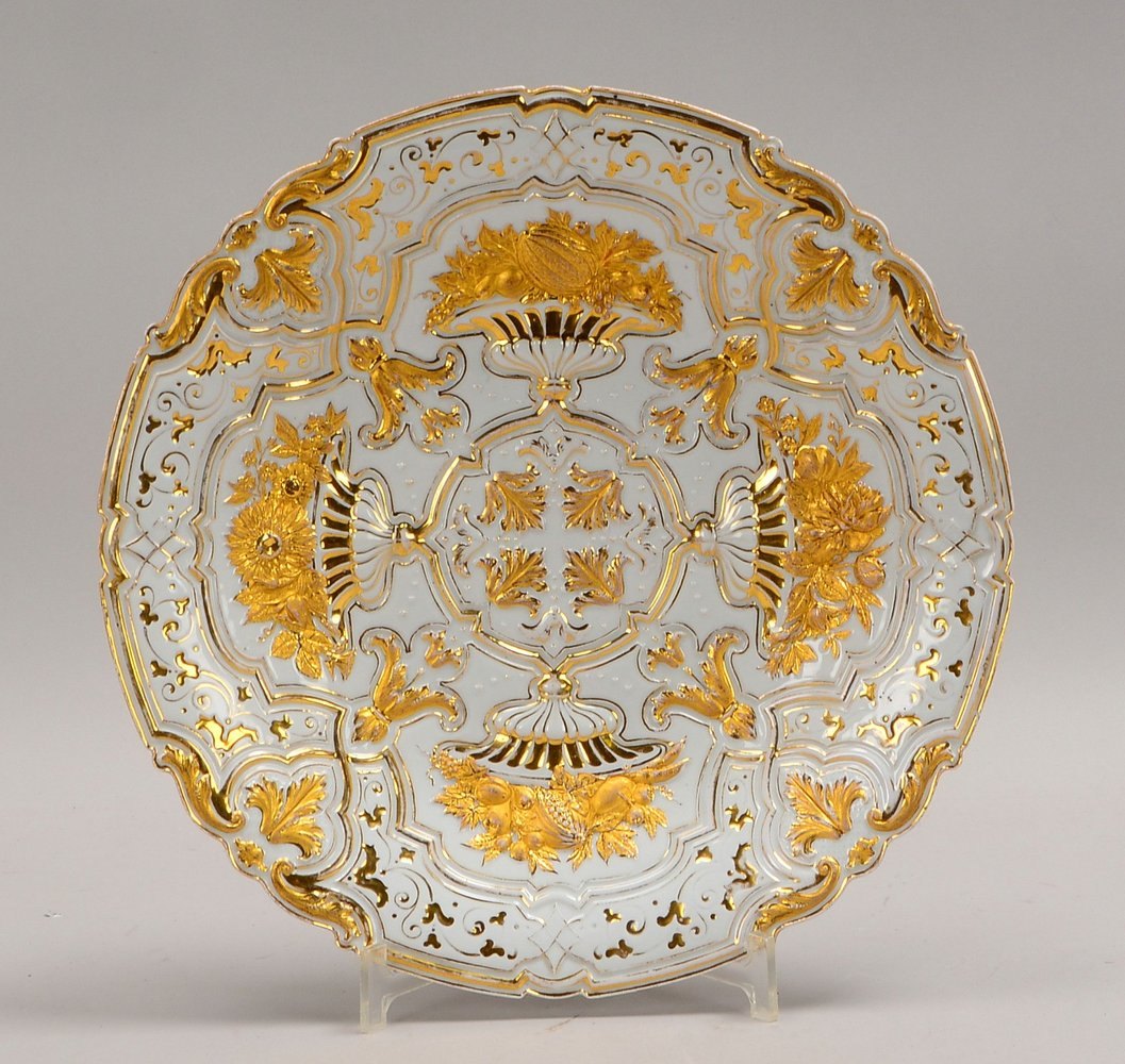 Meissen (Knaufzeit), Prunkteller, flor./ornament. Reliefdekor, goldstaffiert; Ø 33 cm