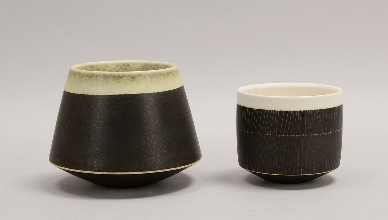 Lerch, Uwe, 2 Künstlerkeramiken, weißer Scherben, gest.; Höhe 13,5 cm/Höhe 10,4 cm