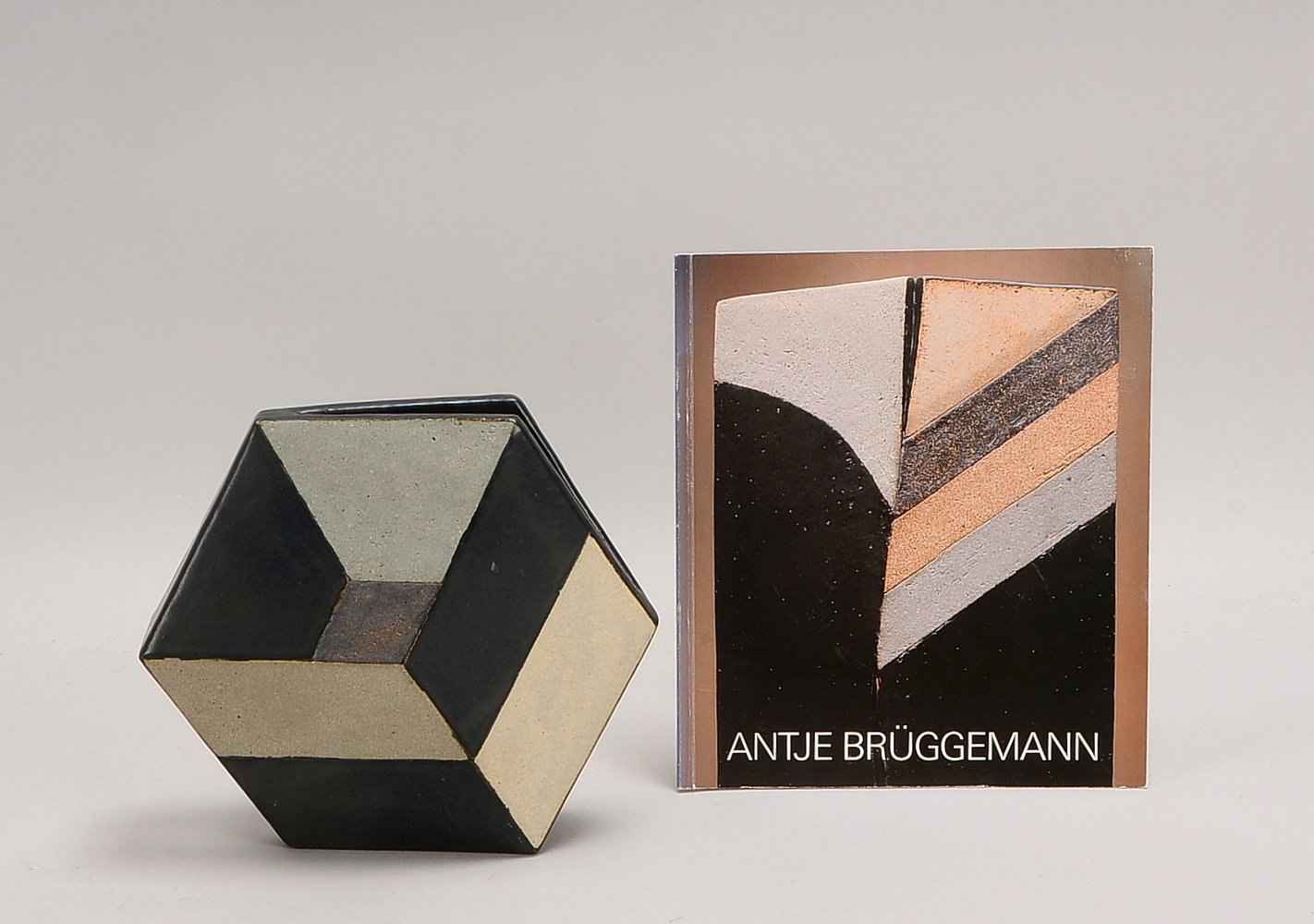 Brüggemann, Antje, Künstlerkeramik, 'Sechseck-Form', sign./dat. (19)'93'; Höhe 20 cm