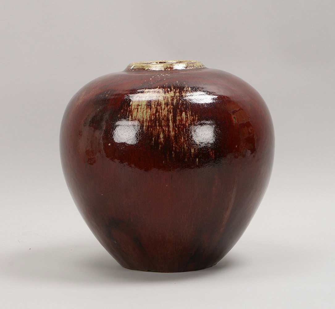 Große Künstlerkeramik, Bodenvase, Glasur in Ochsenblutrot; Höhe 30 cm, Ø 31,5 cm