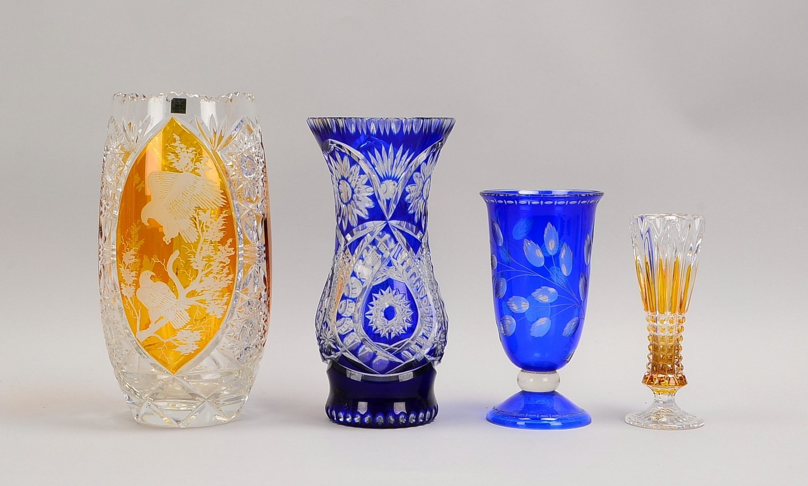 Kl. Tischglas-Konvolut (Böhmen), Klarglas geschl., blau-gelb überf., 4 Teile
