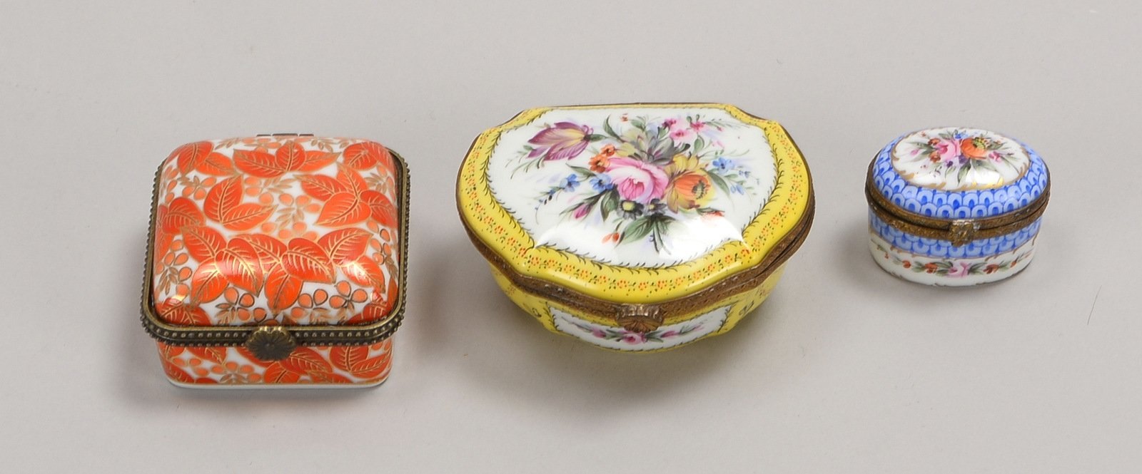 Limoges, 3 Porz.-Deckeldöschen, jew. mit Handbemalung, gemarkt; Breite 7 cm - 3,5 cm