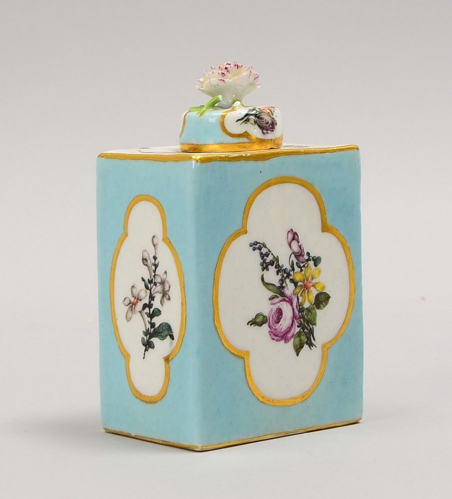 Meissen (alt), Teeporz.-Deckelgefäß, 4-seitig mit flor. Dekor ('Blütenbouquet'); Höhe 12 cm