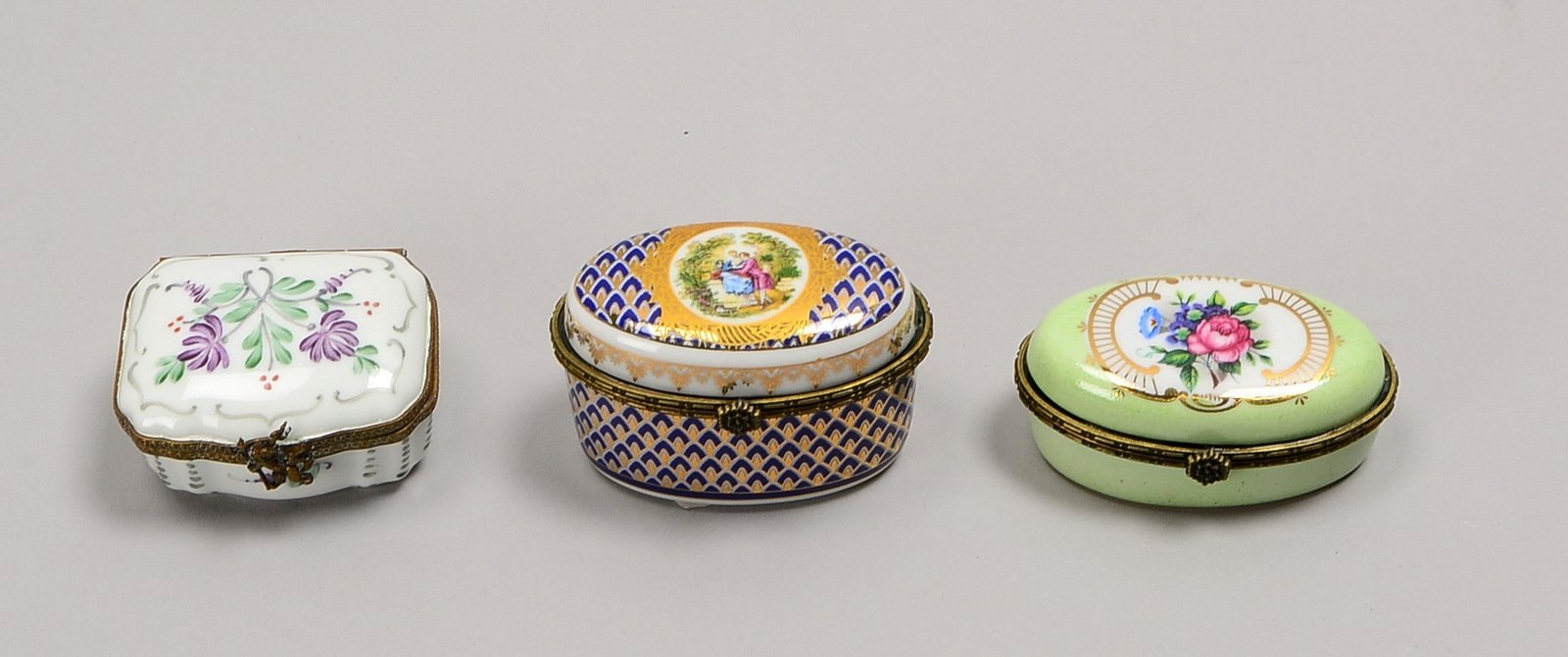 3 Porz.-Deckeldosen: 2x Limoges, Breite 7 cm; 1x Herst. unbek., Breite 6 cm
