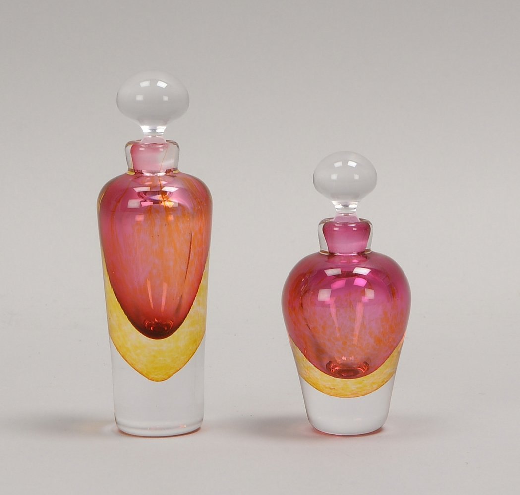2 Sark Glass-Parfumflacons, Klarglas, 2-farb. unterf., eingeschl. Stopfen, sign.; Höhe 14/11 cm