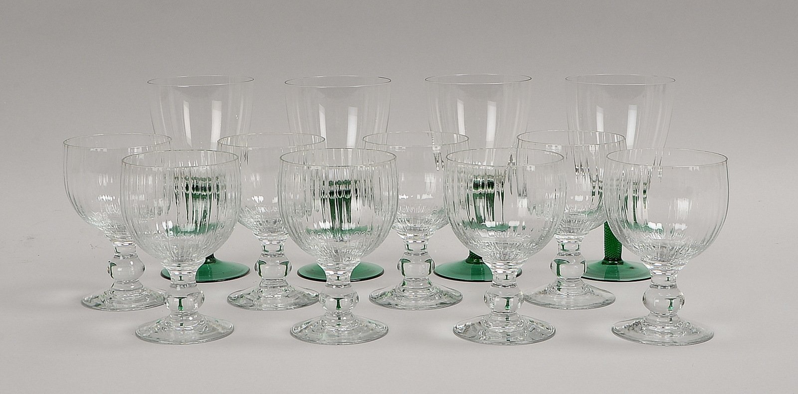 Tischglas-Konvolut: 4x Weingläser, grüner Fuß; und 8x Biergläser, Klarglas