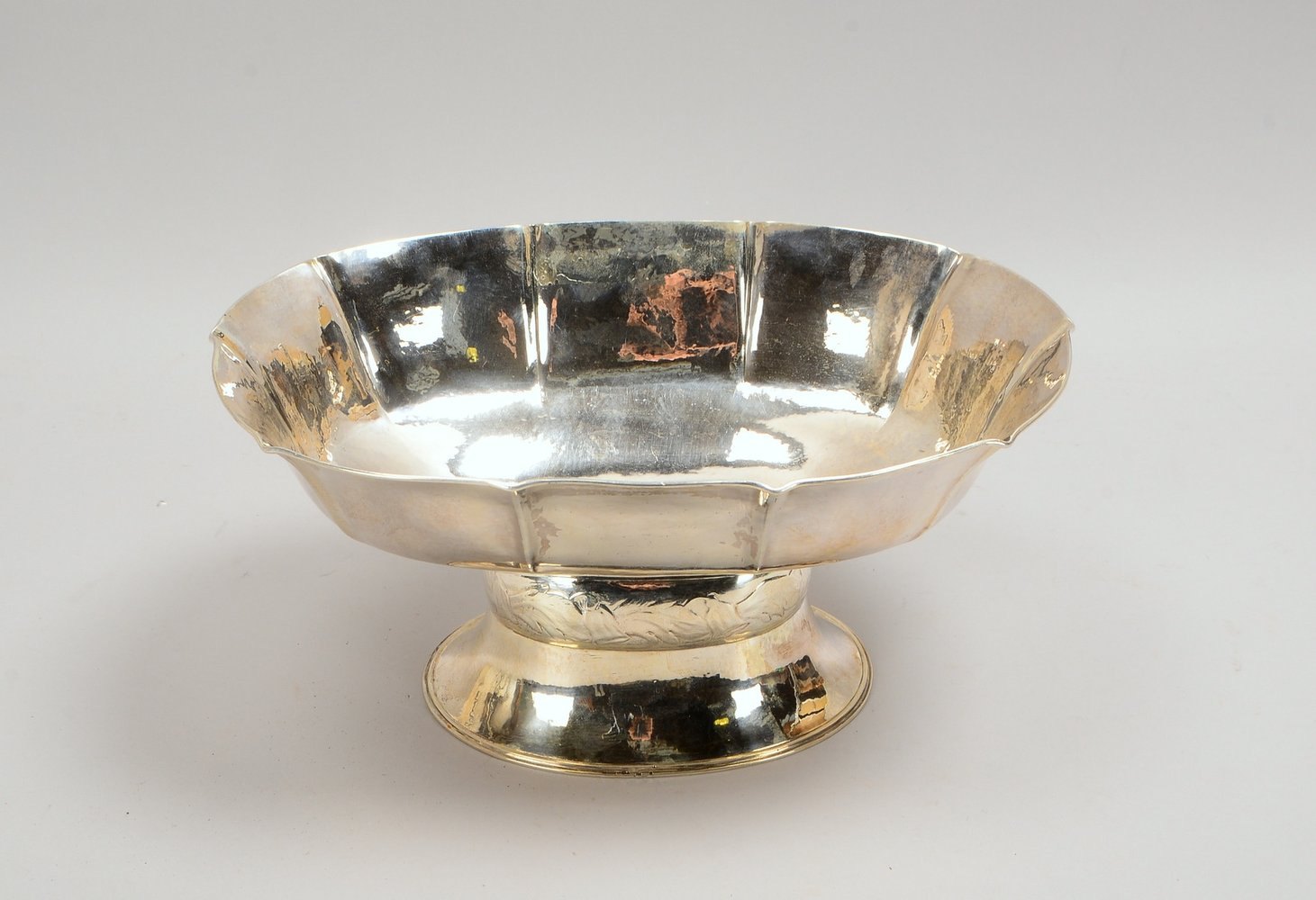 Gr. Fußschale (Schweden), 830 Silber, mehrf. punziert ('C. Hoff', 'X7'); Gew. ca. 912 g