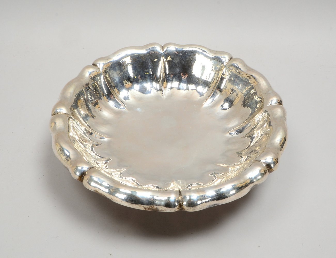 Servierschale, 800 Silber, mehrf. punz., handgeschm., barocke Gest., auf 4x Füßen