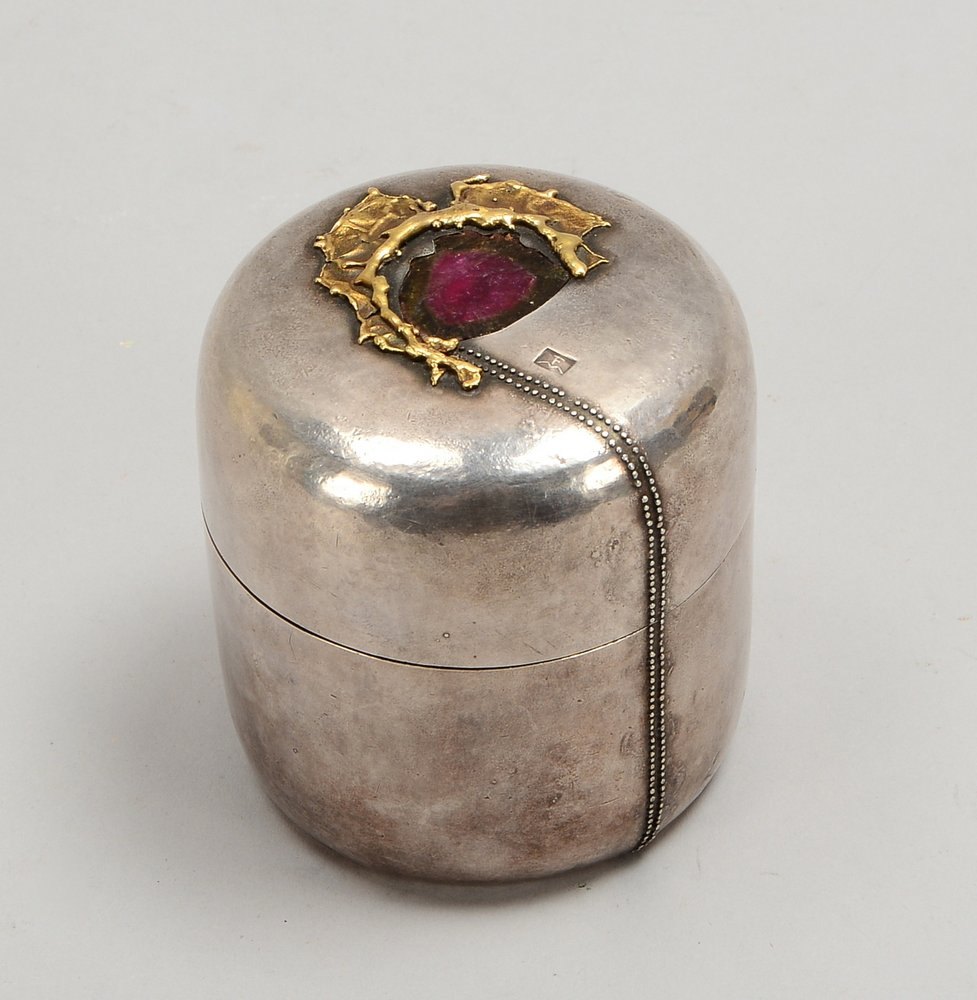 Vollsilber-Deckeldose, mit Turmalin/ringsum plast. Goldaufschm., monogr. 'FM'; Gew. 463 g