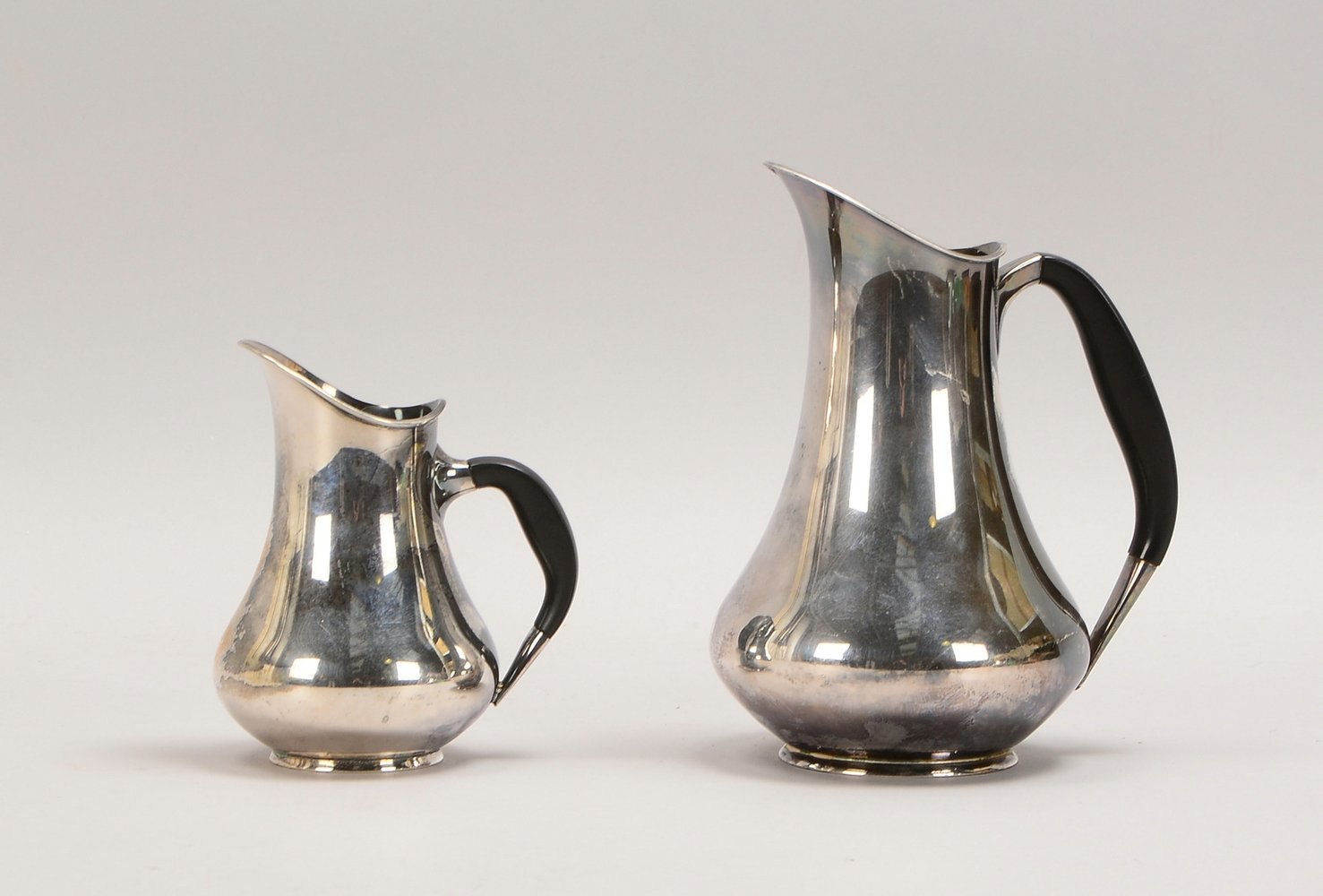 2 Schenkkannen (C.M. Cohr/Kopenhagen), 830 Silber, Ebenholz-Griff; Gew. 510 g