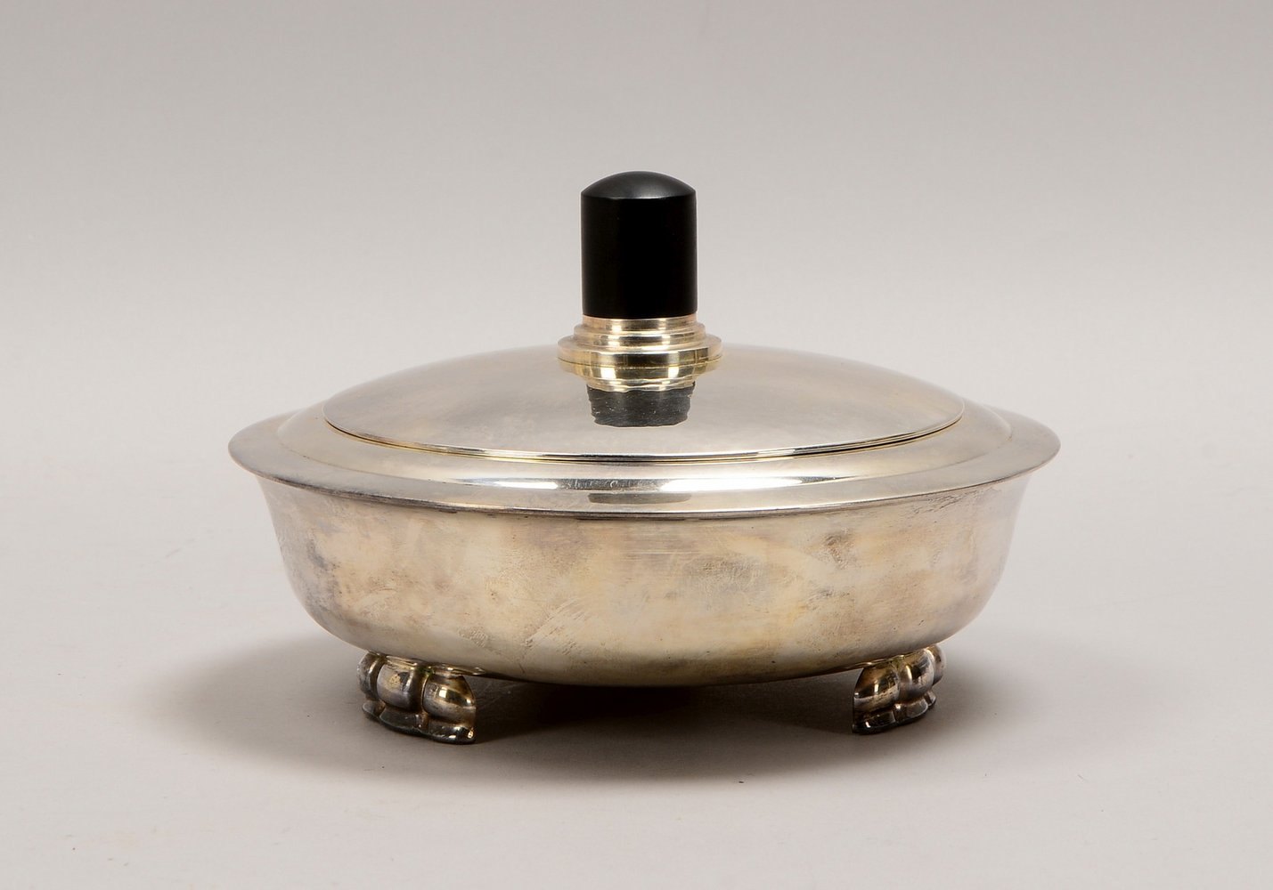 Deckelschale, 835 Silber (punz.), Hammerschlag-Optik, Ebenholz-Griff; Gew. 510 g