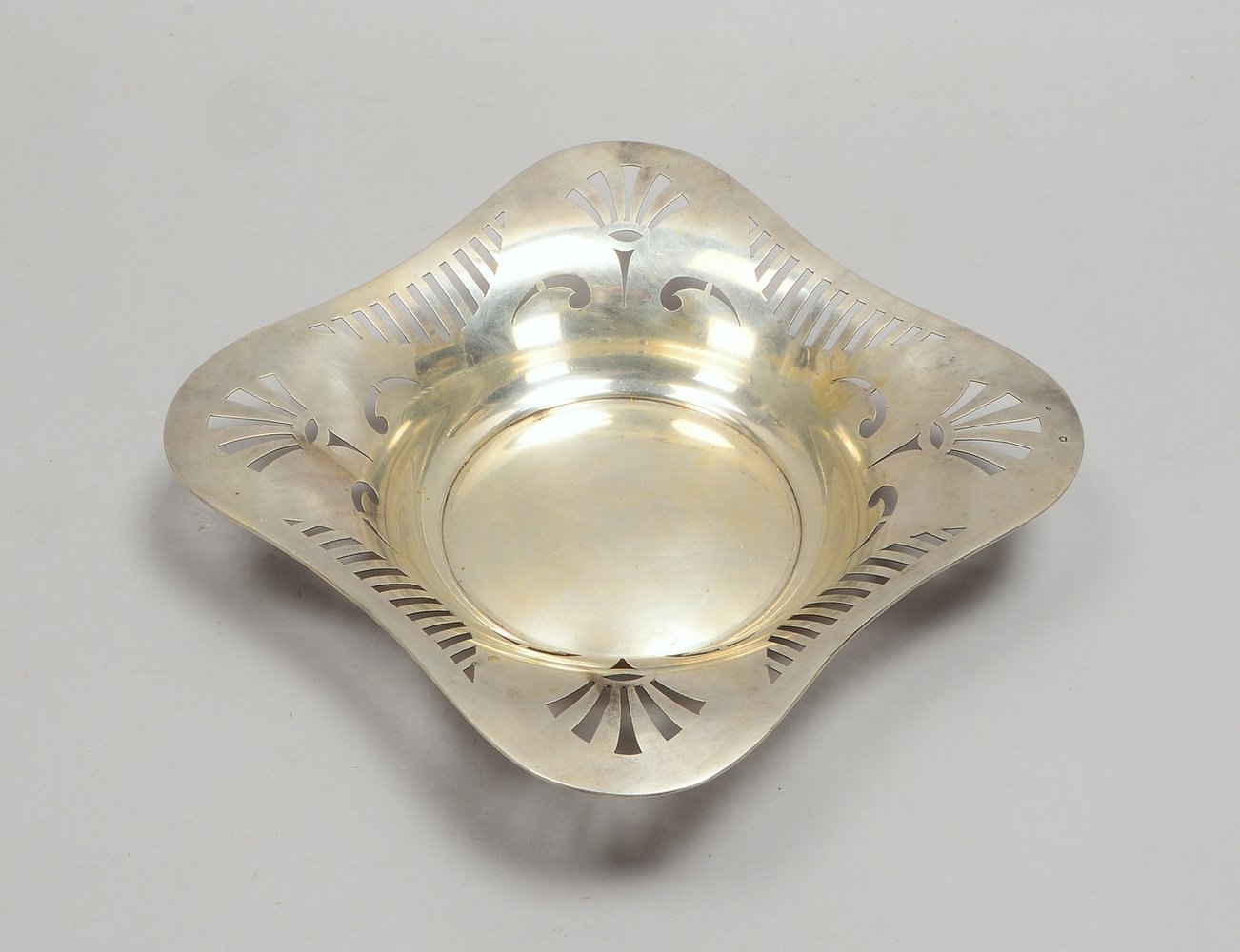 Anbietschale (Österreich), Silber, Fahne mit durchbr. Dekor; Ø 30,3 cm, Gew. 403 g