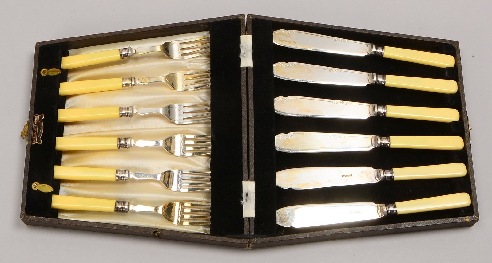Fischbesteck (Engl.), Klingen/Zinken vers., Griff mit Silberring, im orig. Etui