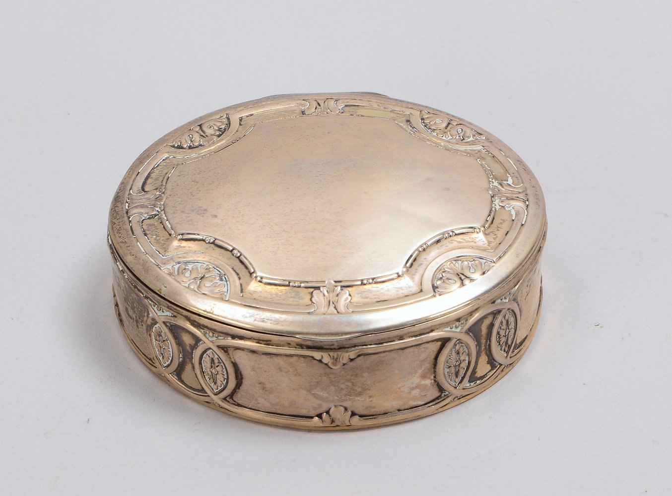 Deckeldose, 800 Silber, kreisf./längsov. Reliefdekor, mit scharniertem Deckel; Gew. 92 g