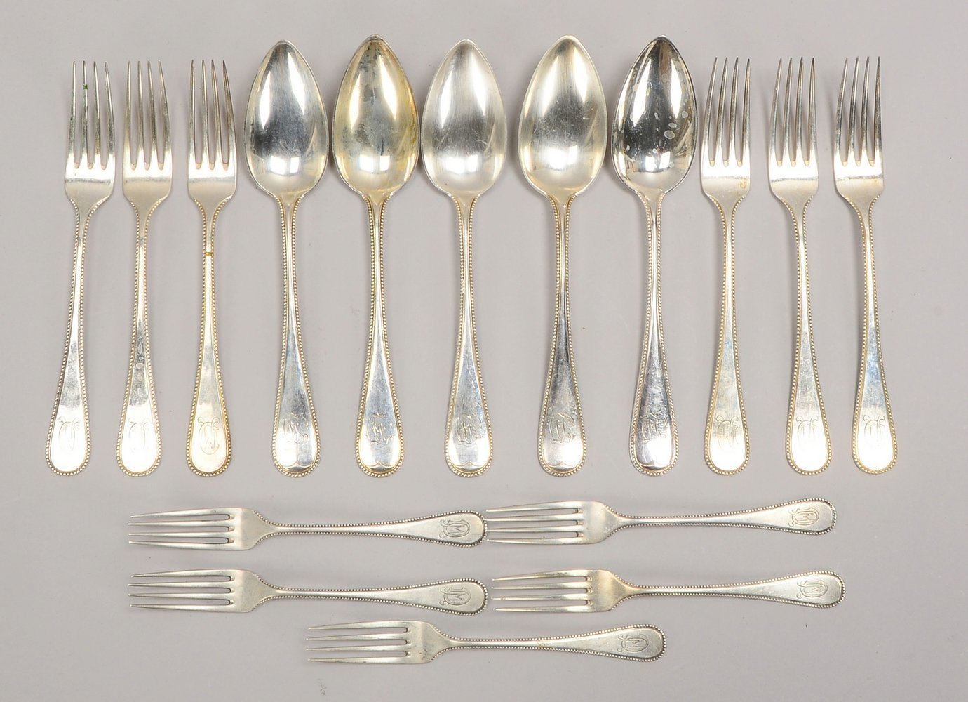 Tafelbesteck, 800 Silber, mit Perlrand-Dekor und gravierten Initialen, 16-tlg.; Gew. 766 g