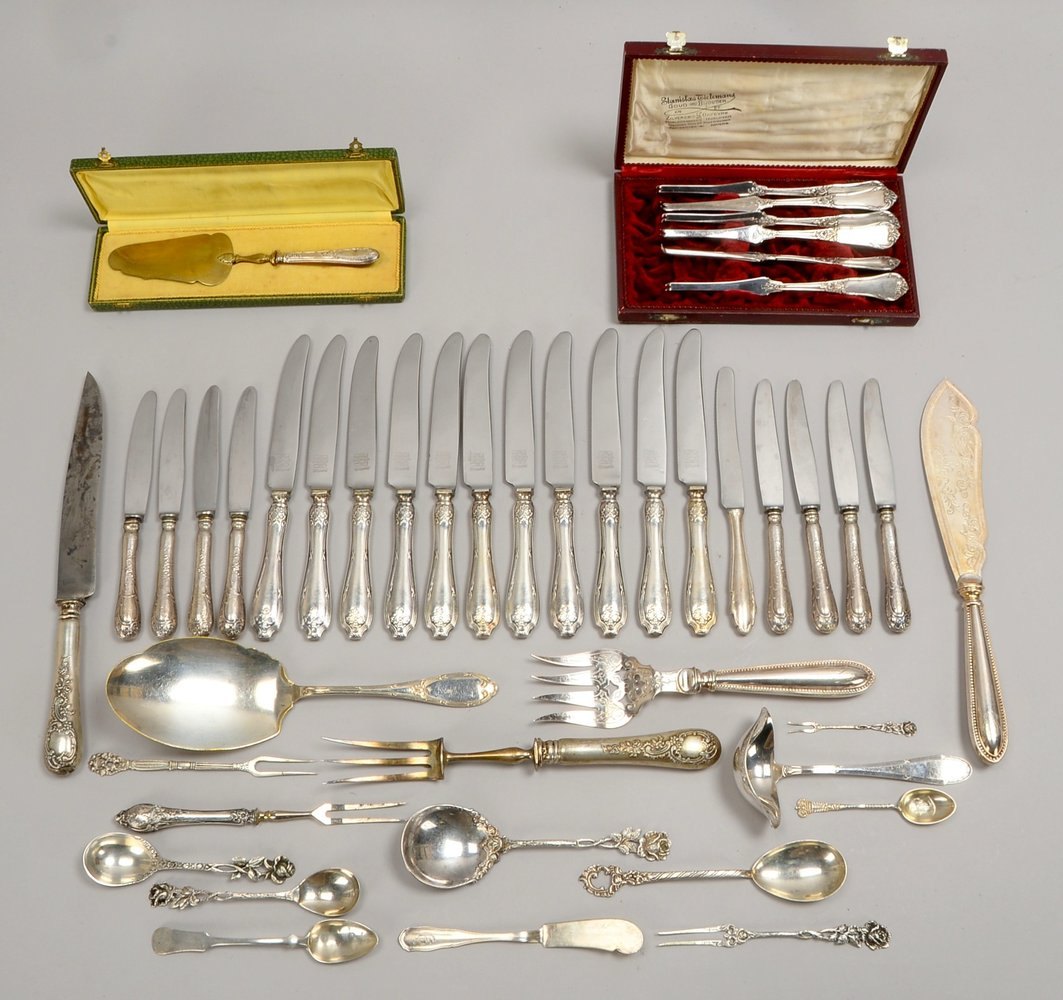 Tafelbesteck, überw. vers./einzelne Silber, Messer teils mit Silbergriff; Gew. Silberteile 207 g