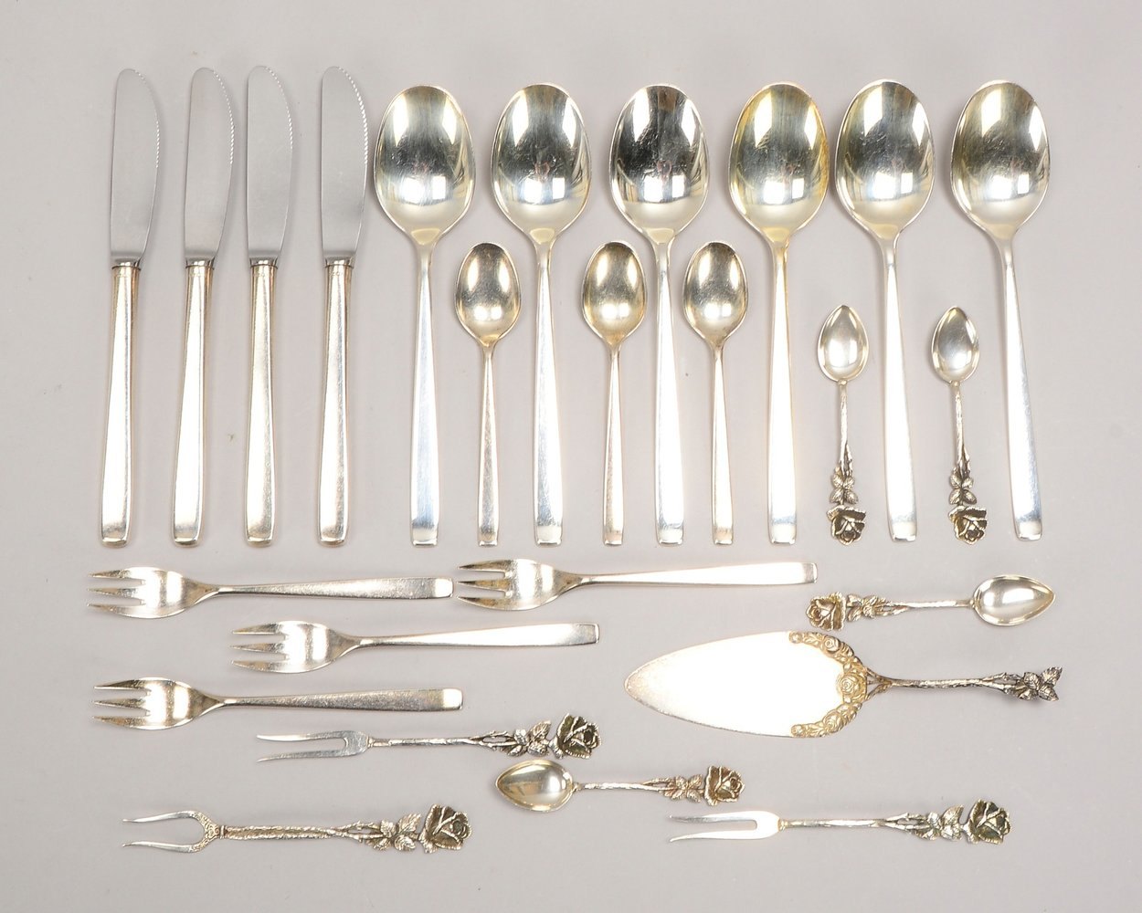 Tafelsilber-Konvolut, verschiedene Silbergehalte und Teile; Gew. Silber 622 g