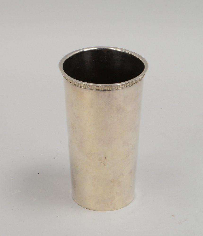 Vase, 830 Silber (mehrf. punz.), kon. Korpus, glatter Wandung/relief. Rand; Gew. 176 g