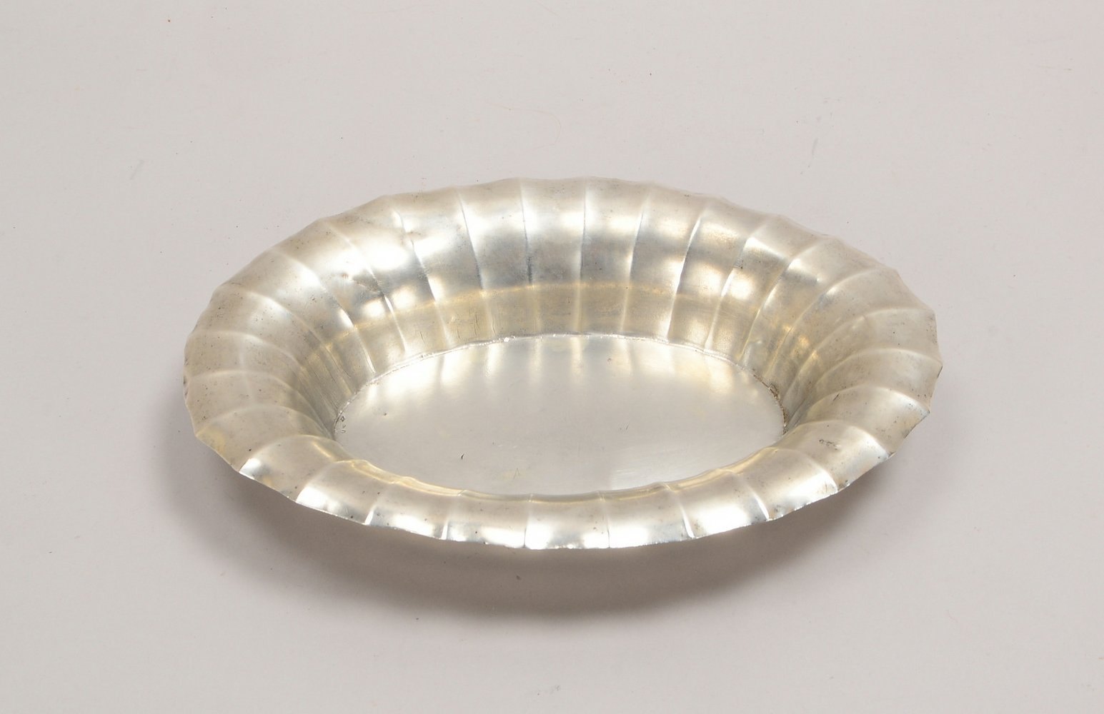 Antike Brotschale, 800 Silber, handgetr. Schale mit ausgest. gefächertem Rand; Gew. 286 g