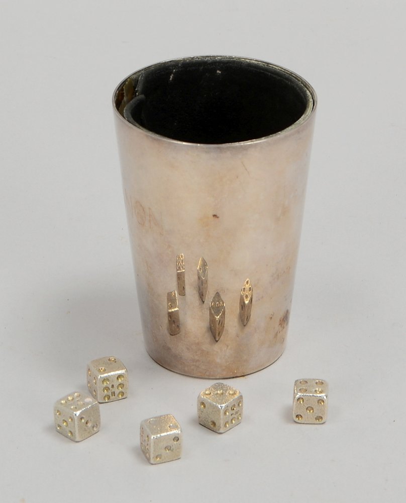 Würfelbecher mit 5-tlg. Satz Würfel, 925 Sterlingsilber, innen Leder; Gew. 148 g