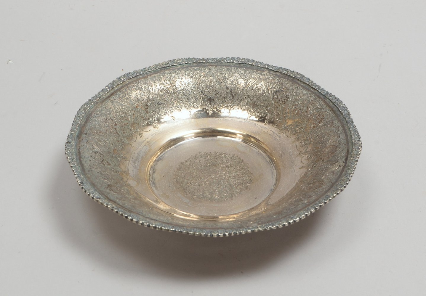 Silberschale (Persien), feine ornament. Ziselierungen, auf 3x Kugelfüßen; Gew. 353 g