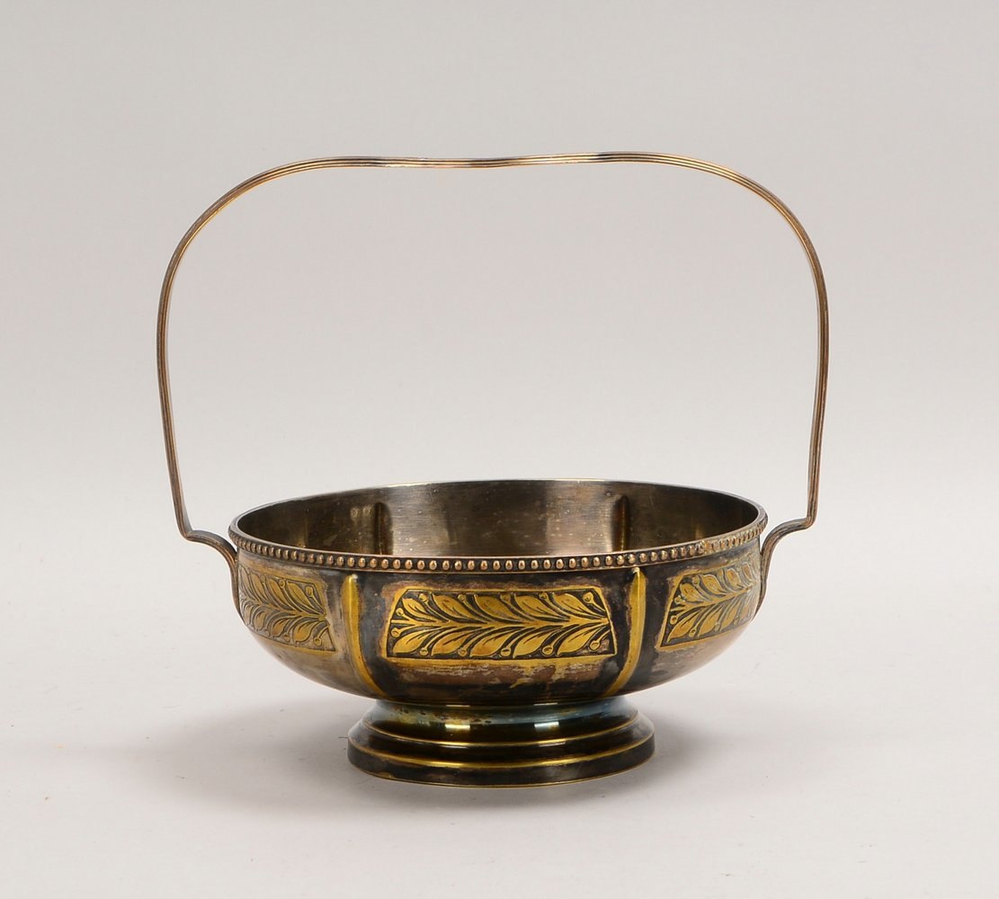 Anbietschale, 12-löt. Silber, mit Tragebügel; Höhe 23 cm, Ø 20,3 cm, Gew. 616 g