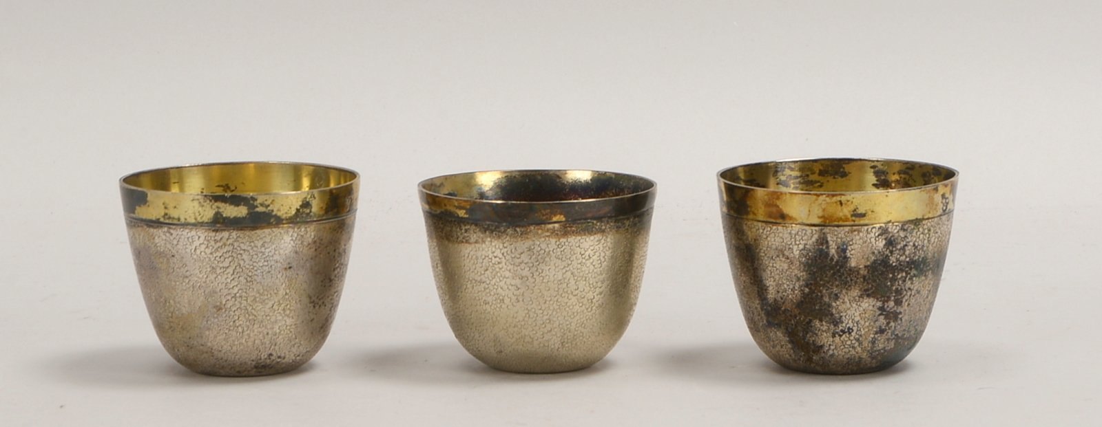 3 Silber-Faustbecher (Schweden), mit zarter Stanzmusterung, Innen-/Randverg.