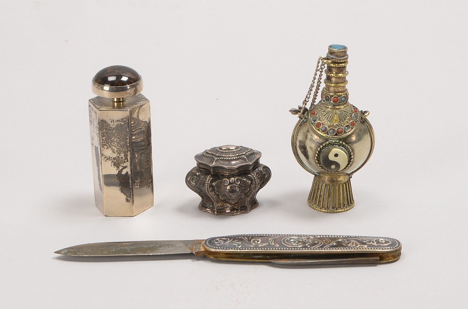 3 Silberteile: Flacon, 925 Silber, kl. Döschen, und Taschenmesser; dazu vers. Flacon