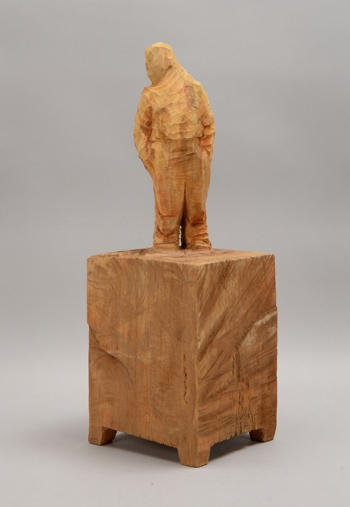 Keuler, Markus, Holzskulptur, 'Patcheesi', Figur auf Sockel/mit 4x Füßen; Höhe 56 cm