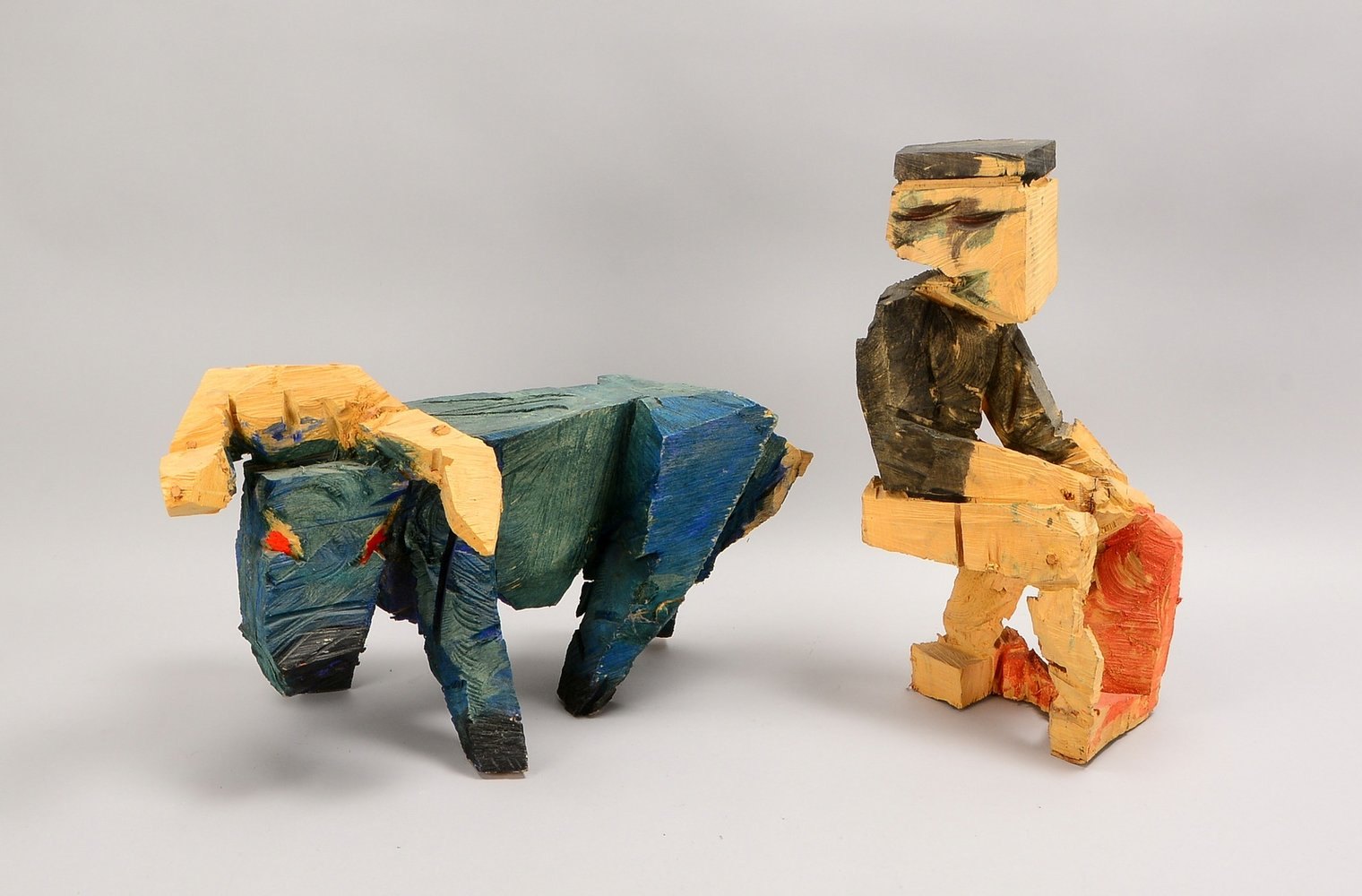 Denkler-Gietz, M., 2-tlg. Holzskulptur, 'Stier und Torero', gesägte Figuren/teils farb. gef.