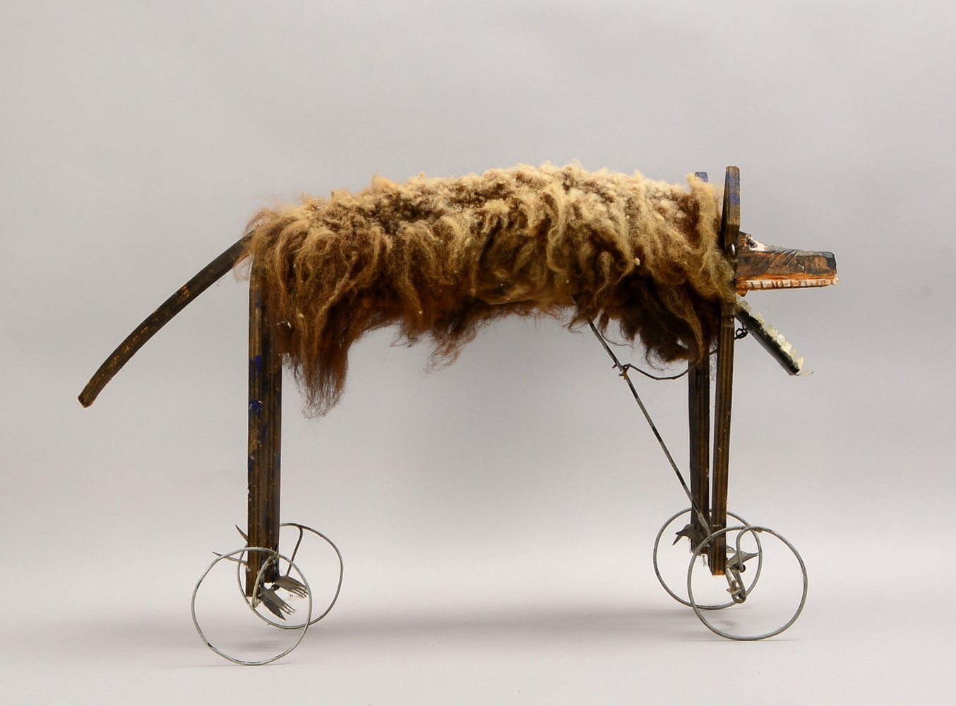 Roure, Roland, Mat.-Assembl./Skulptur, ''Wolf im Schafspelz', Holz/Blech und Schafwolle