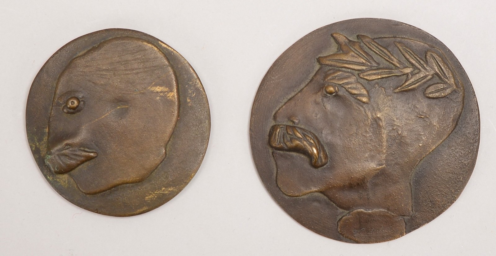 Wunderlich, Paul, 2 Bronze-Plaketten, 'Selbstbildnisse', numm./sign.; Ø 9 cm/Ø 10,5 cm