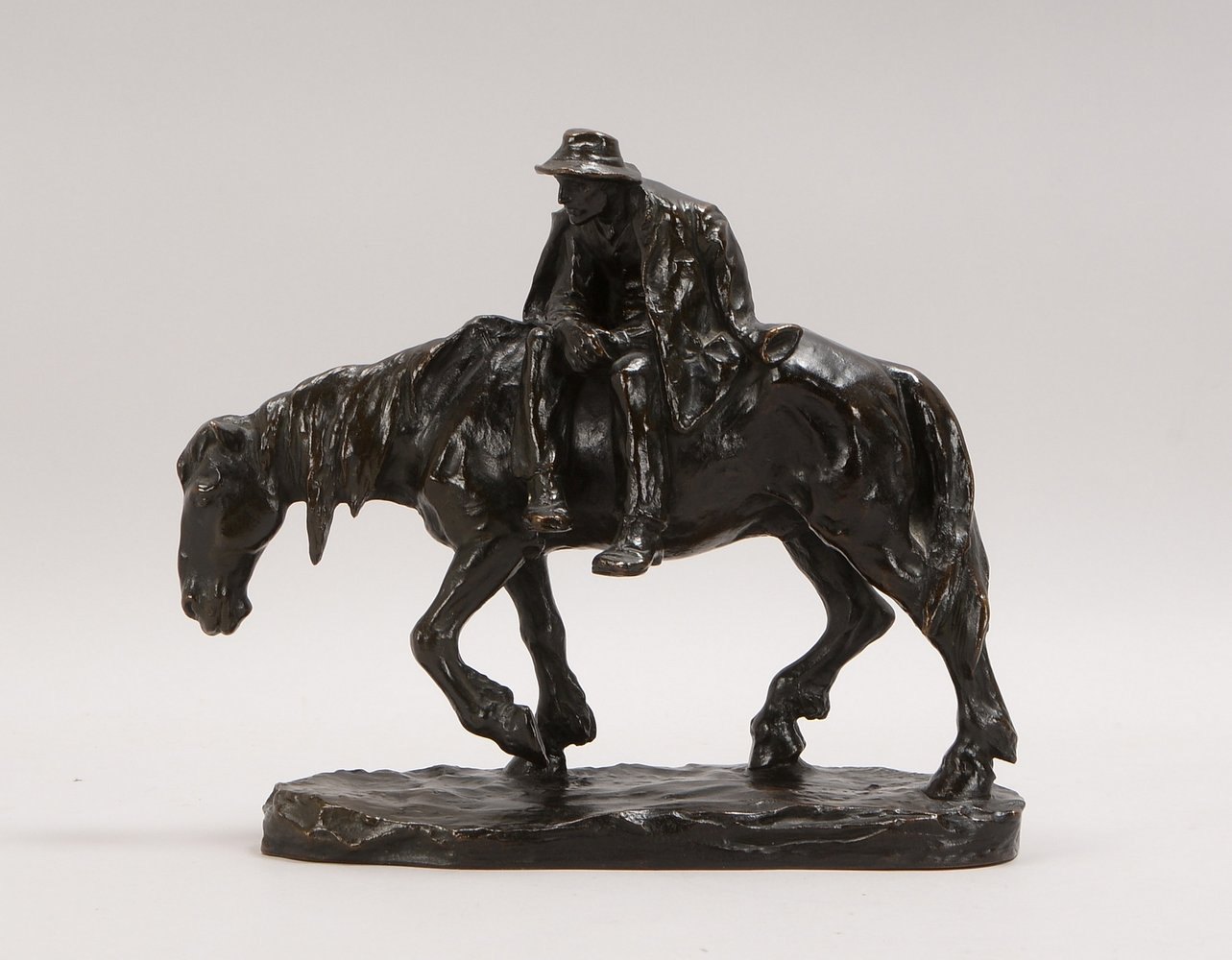 Müller, Hans, Bronzeskulptur, 'Erschöpft' - Reiterdarstellung, sign.; Höhe 27,5 cm, Länge 31 cm