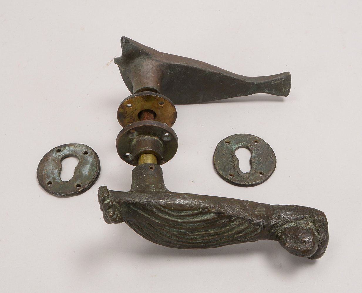 Engelin, Karl H., Bronze-Türbeschlag, 2x Klinkenmotive innen/außen, mit Rosetten, sign.