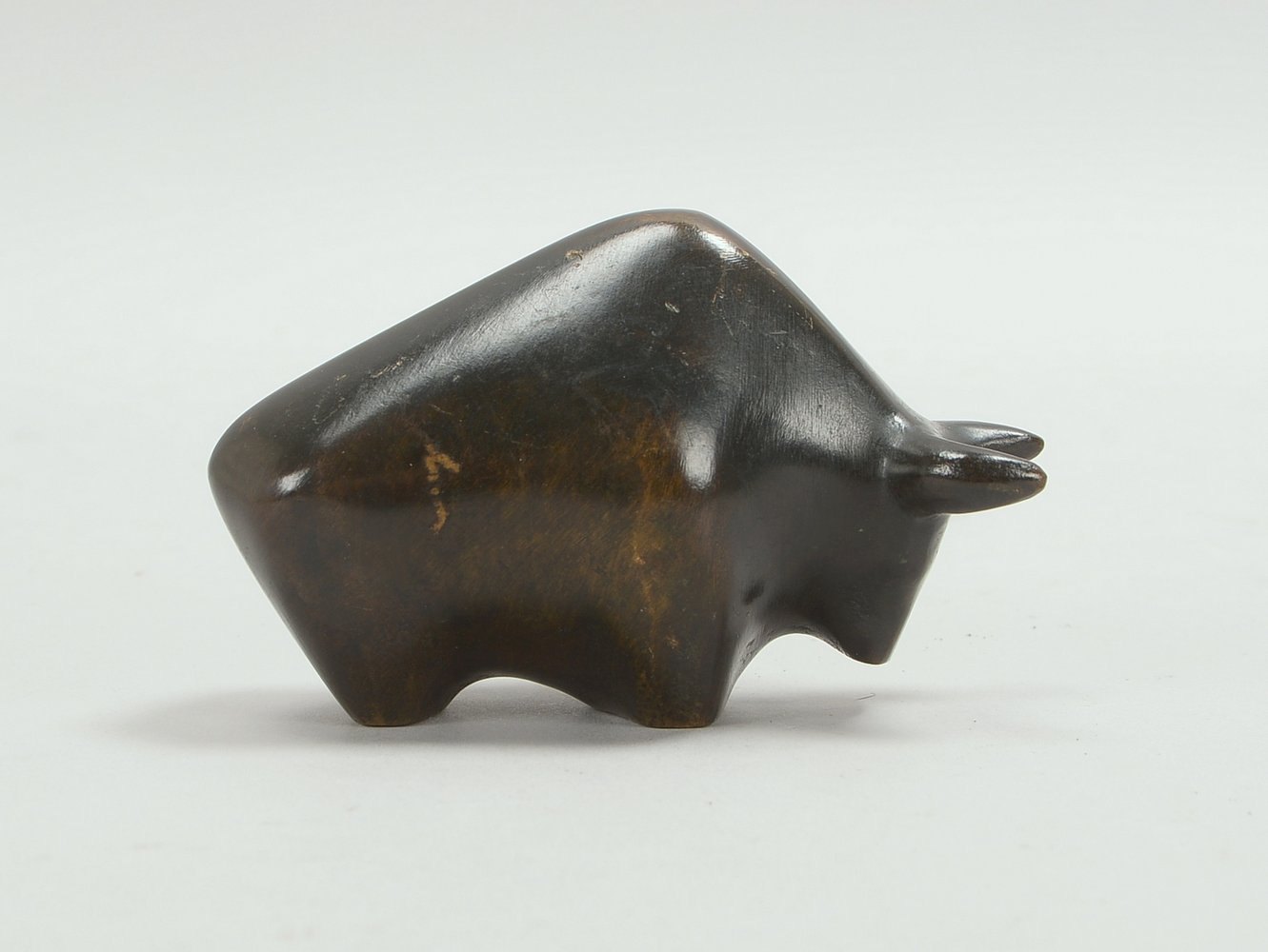 Sieler, Manfred, kleine Bronzeskulptur, 'Stier', datiert '1962'; Maße 6,6 x 11 x 5 cm