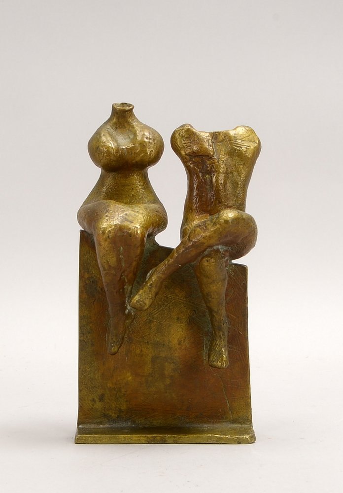Engelin-Hommes, Gisela, kl. Bronzeskulptur, 'Sitzendes Pärchen auf Mauer', sign.