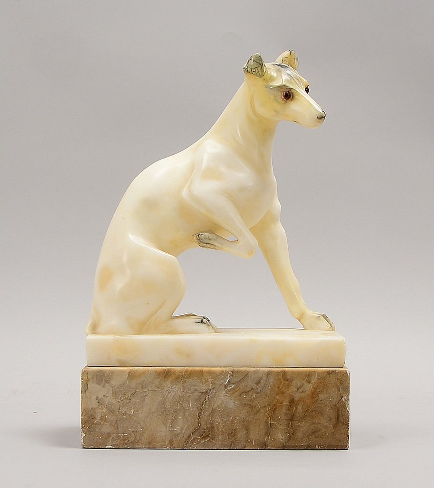 Alabasterskulptur, 'Sitzender Hund', feine Ausf., Glasaugen, auf Marmorsockel