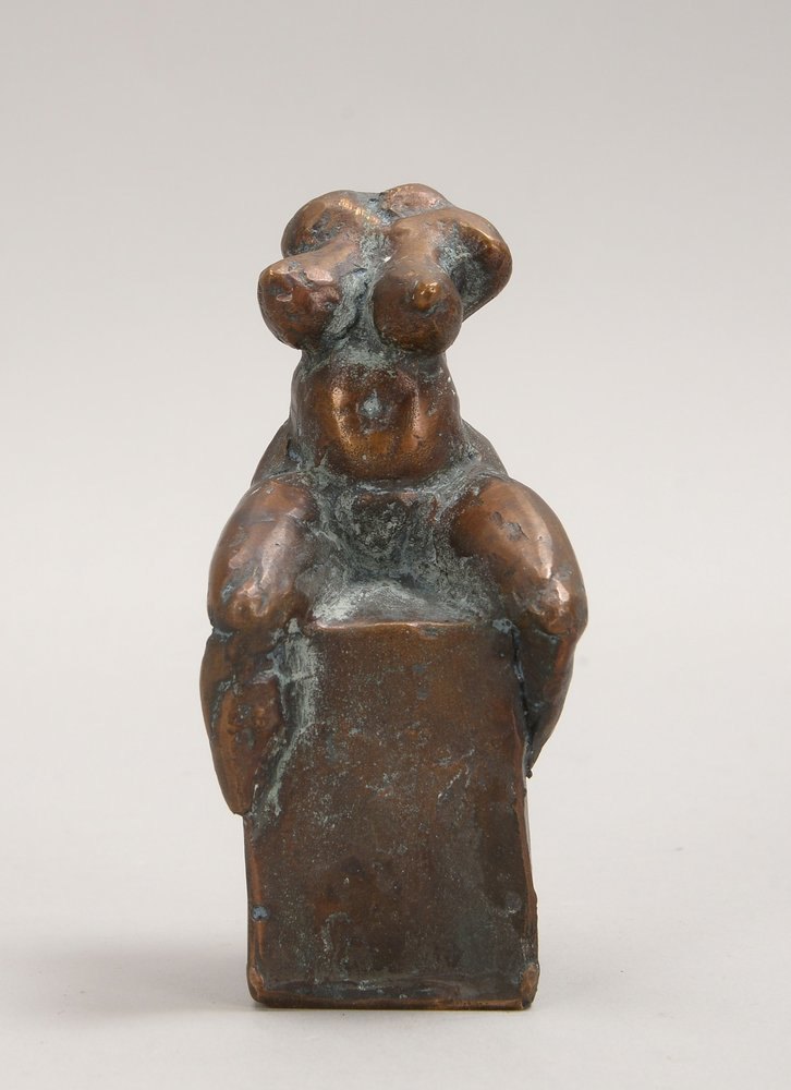 Bronzeskulptur, 'Sitzender weibl. Akt', Aufl. '28/30', auf Postament/verso sign.