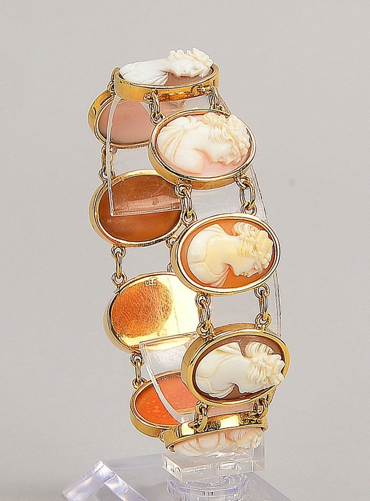 Armband, 750 GG (gest.), mit 9x Muschelkameen/'Frauenportraits', 585 GG-Schließe