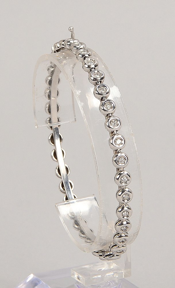 Tennisarmband, 585 WG (gepr.) auf Silberschiene, mit 36x kl. Brill./zus. ca. 1,0 ct, 'W-Vvsi'