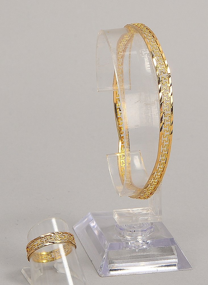 Armreif und Ring, 585 GG (gest.), mäanderähnl. Durchbruchdekor; Gew. zus. 7 g