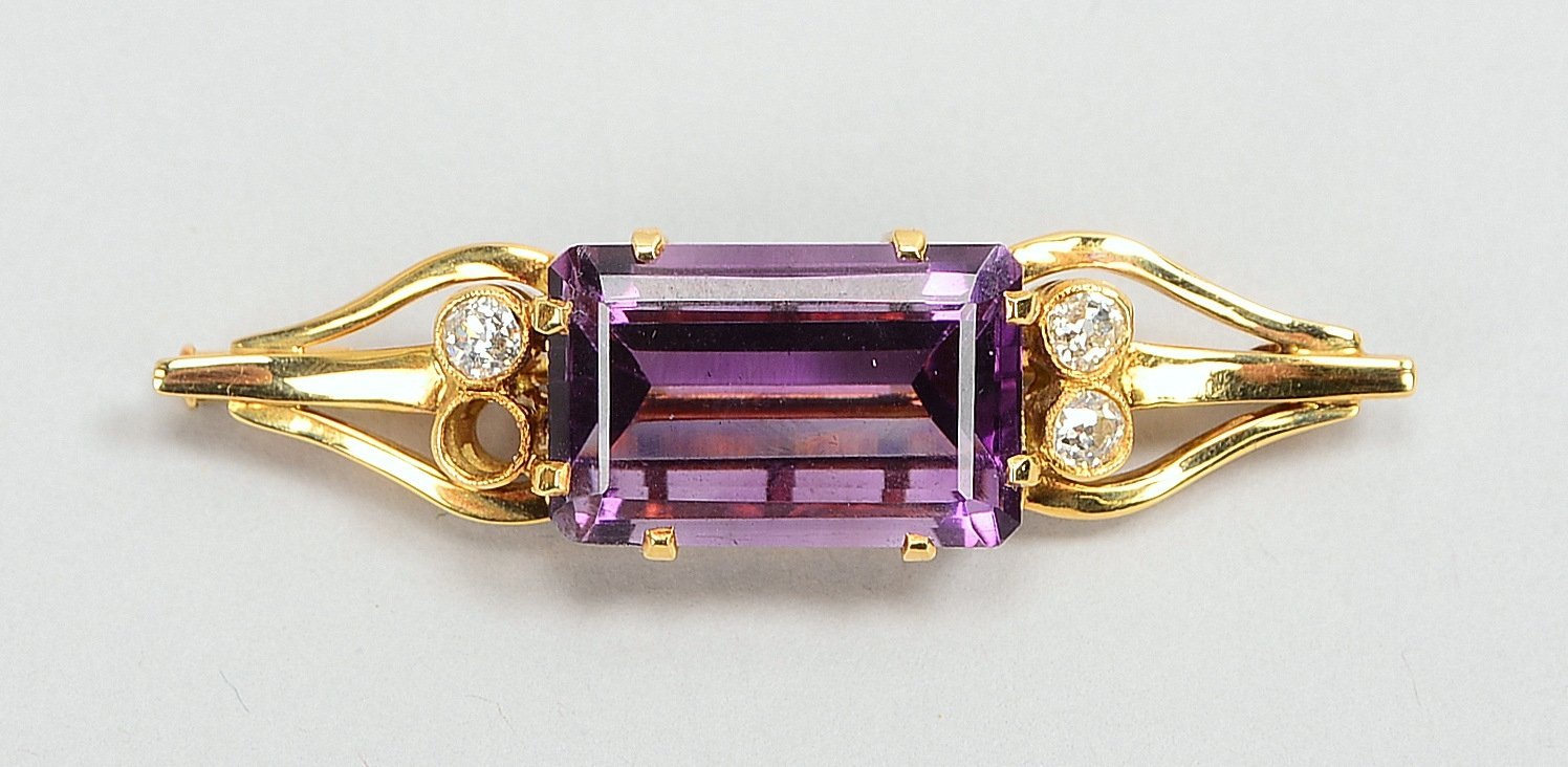 Brosche, 585 GG (gest.), mit einzelnem Amethyst und 3x Diamanten; Gew. 12,10 g