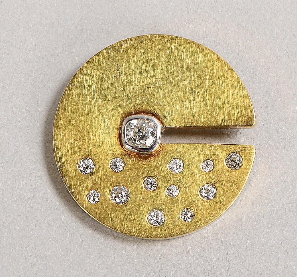 Brosche (Goldschmiedeanf.), 585 GG (gest.), mit 13x Diam.; Ø 32 mm, Gew. 18,80 g