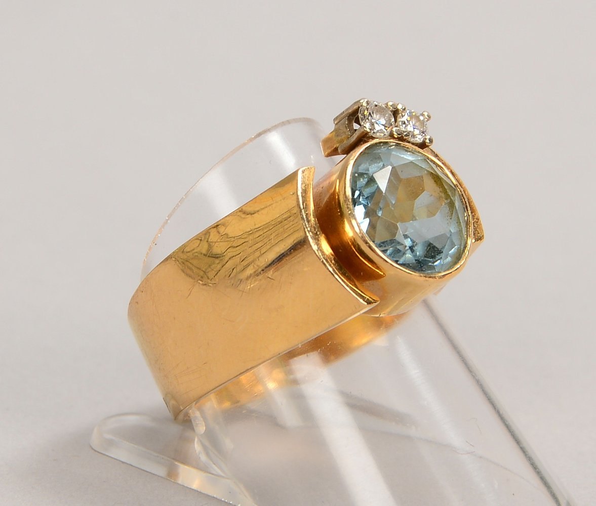 Ring, 585 RG (gest.), mit fac. Aquamarin/ca. 2,5 ct und 2x kl. Brill.; Gew. 10,50 g