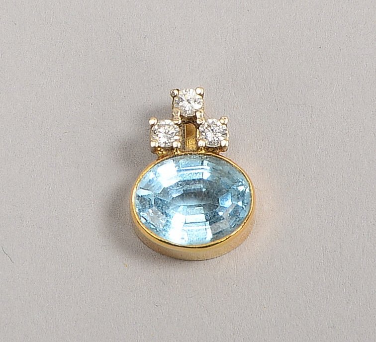 Anhänger, 585 GG (gest.), mit fac. himmelblauem Saphir und 3x kl. Brill.; Gew. 2,70 g