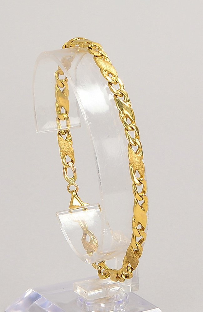 Armband, 333 GG (gestempelt), mit Karabinerschließe; Länge 19 cm, Gew. 9,20 g